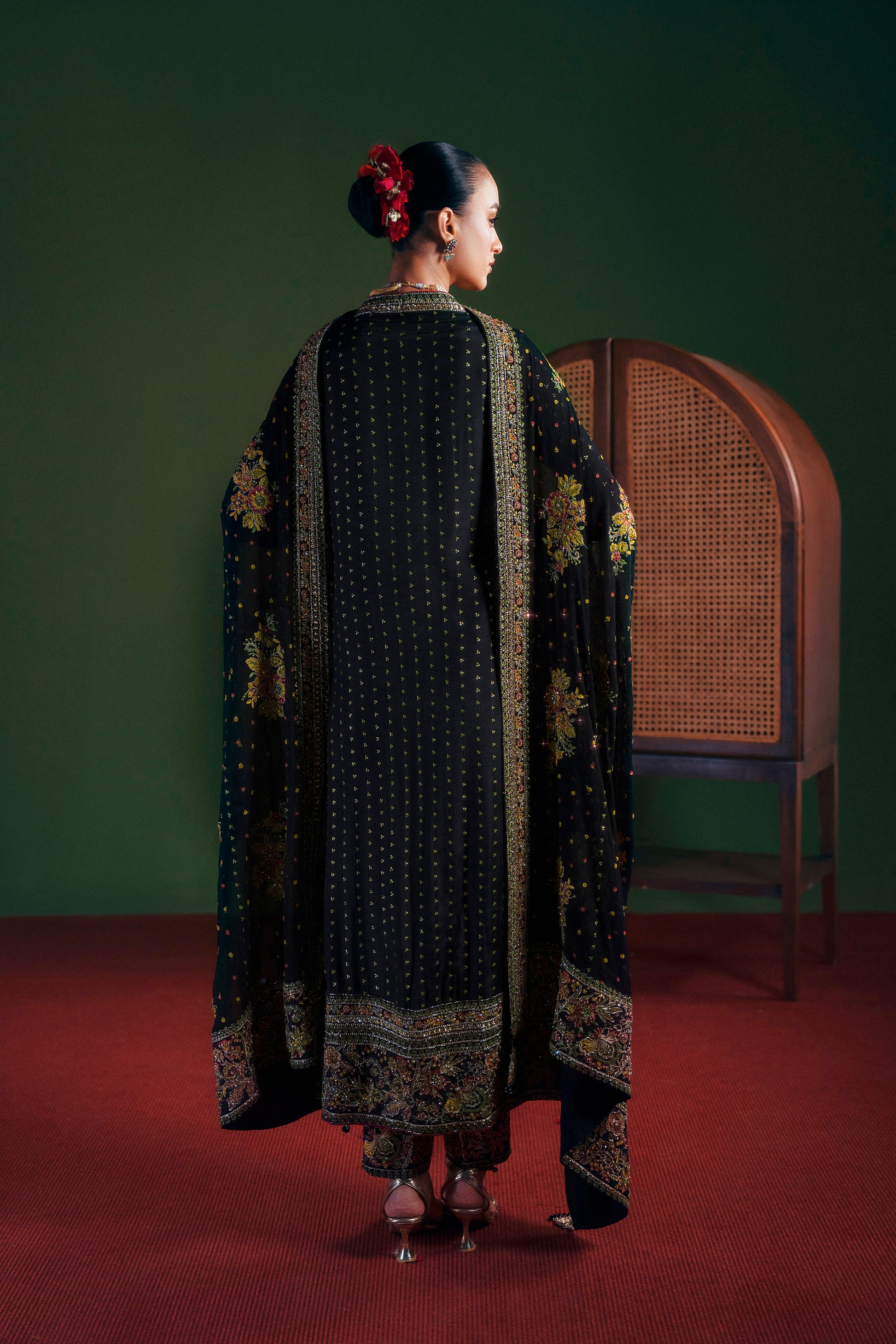 Multicolor embroidered PK silk long shirt close-up